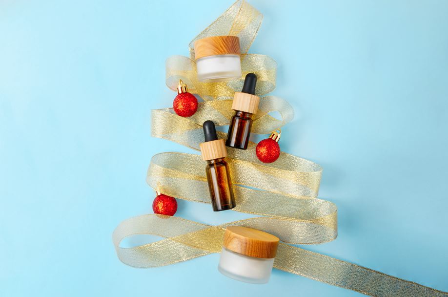 7 DIY Christmas Essential Oil Blends for a Festive Scentscape